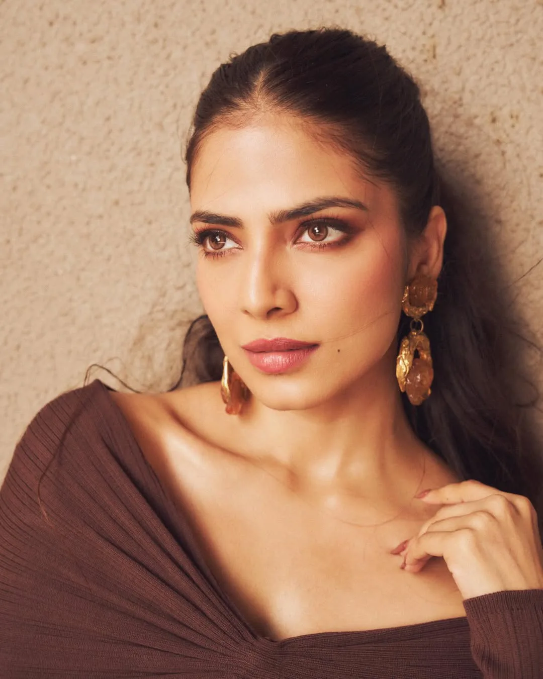 malavika mohanan stunning looks in long skirt