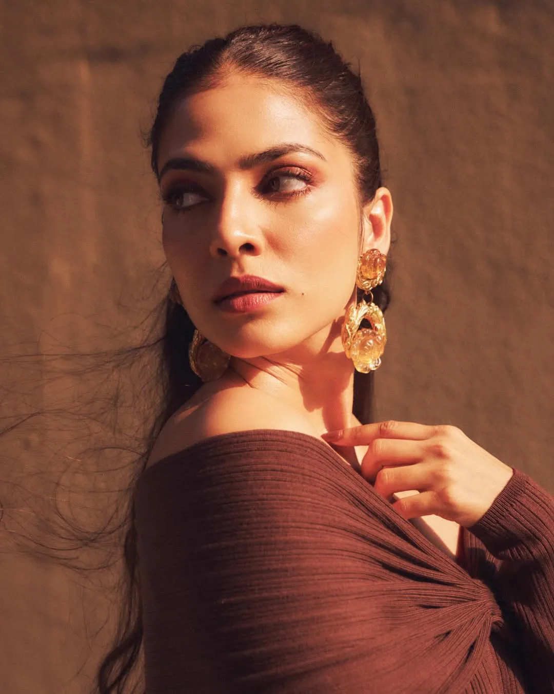 malavika mohanan stunning looks in long skirt