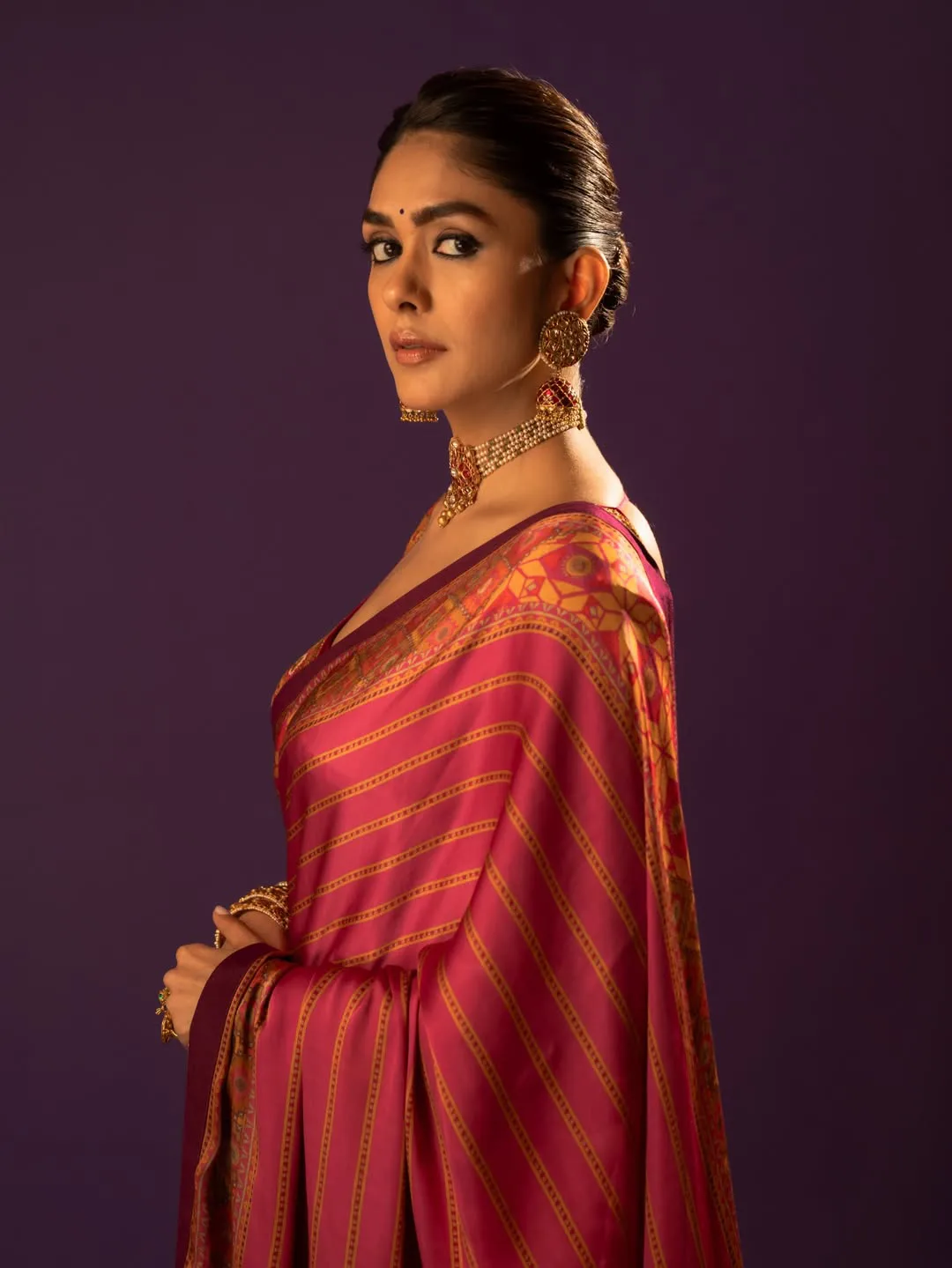 mrunal thakur latest stunning looks in saree
