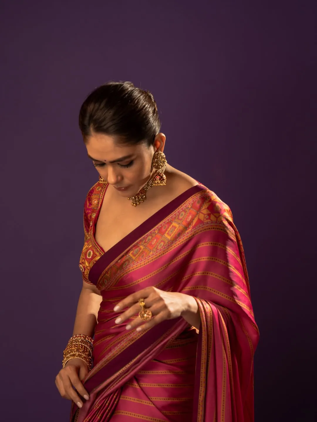 mrunal thakur latest stunning looks in saree