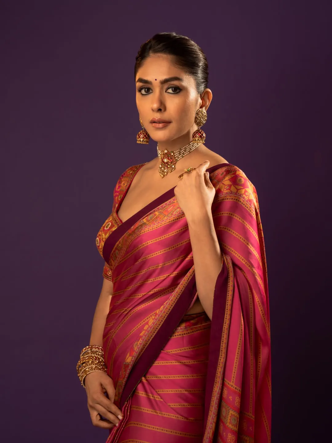 mrunal thakur latest stunning looks in saree