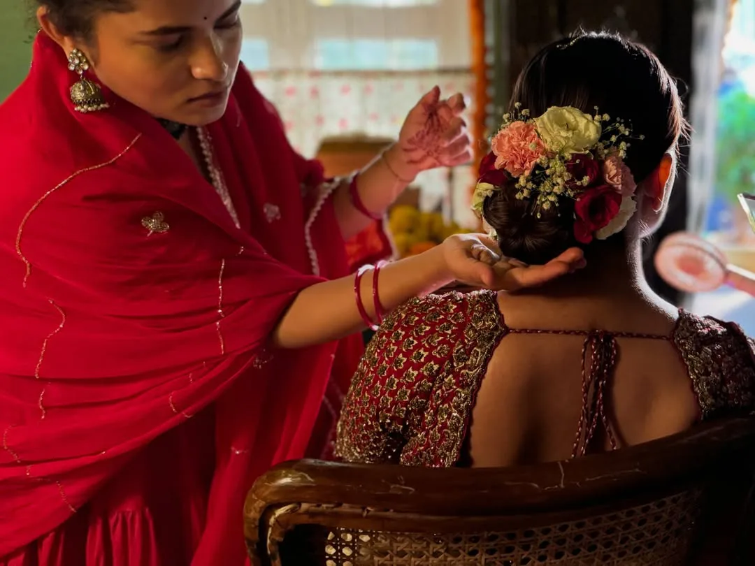 mrunal thakur special photos with friends