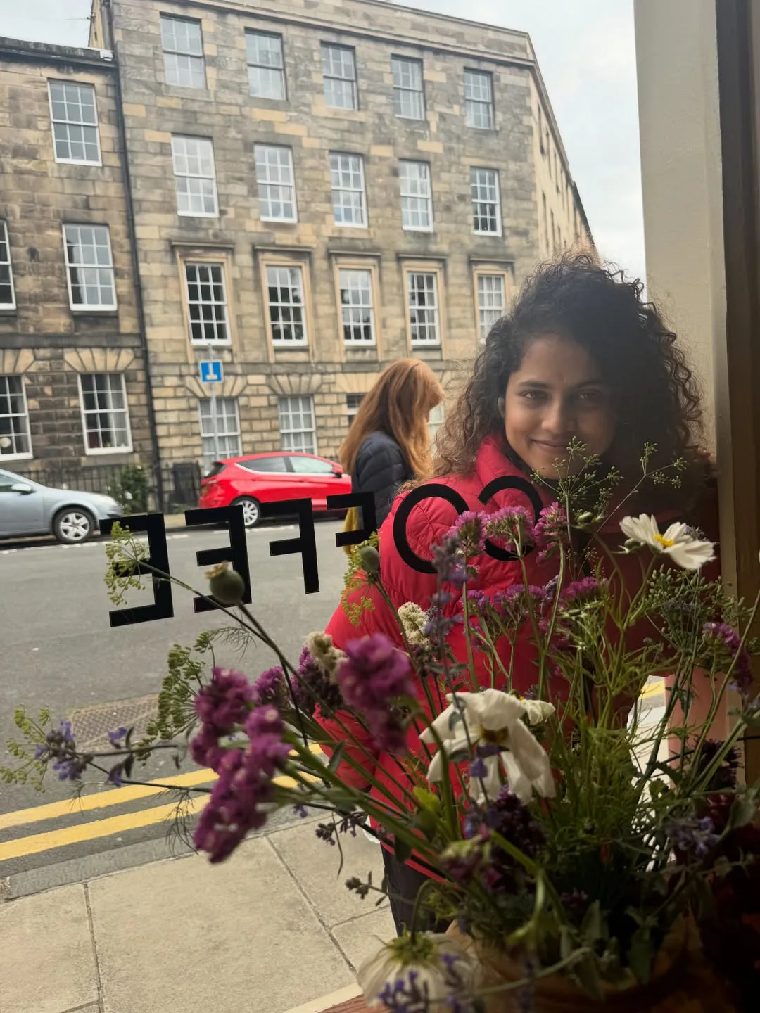 mrunal thakur special photos with friends