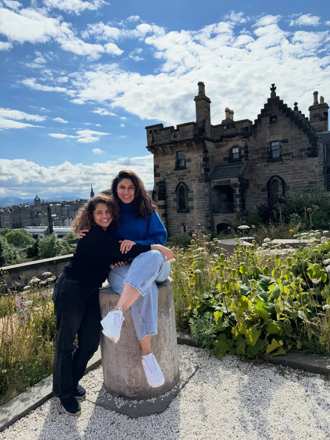 mrunal thakur special photos with friends