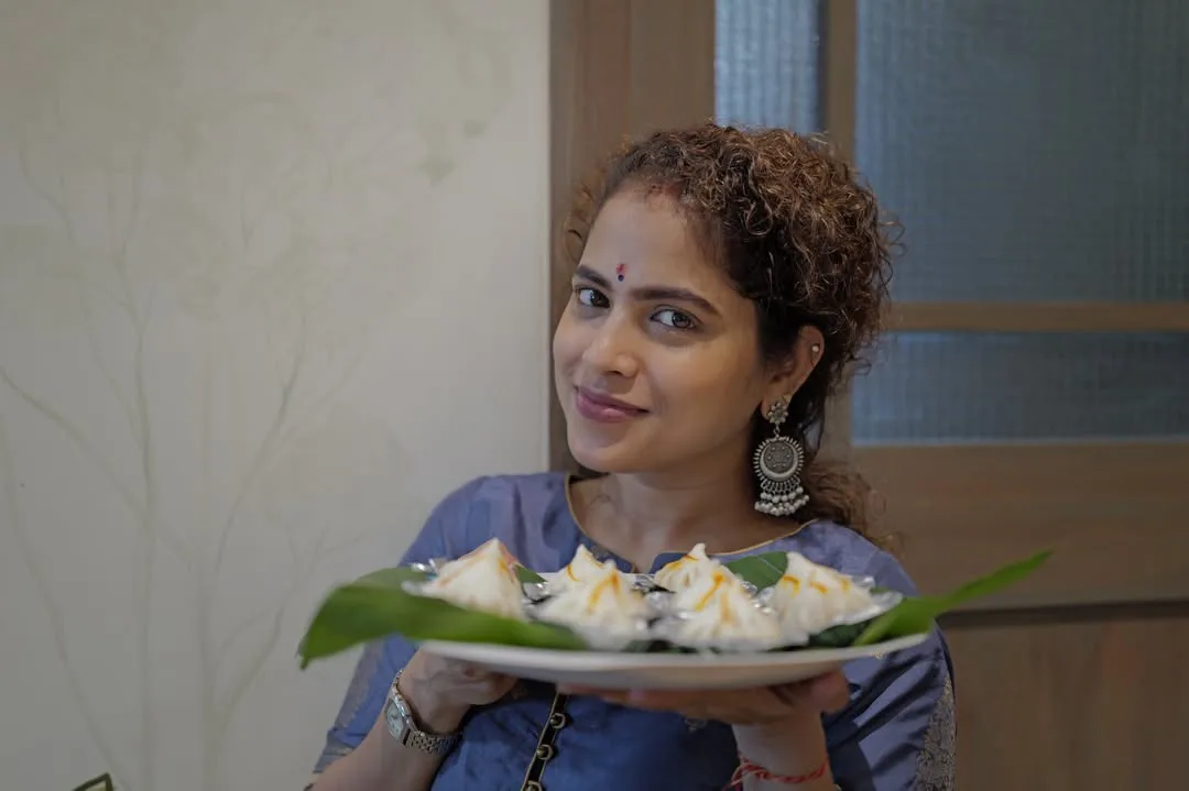 mrunal thakur special photos with friends