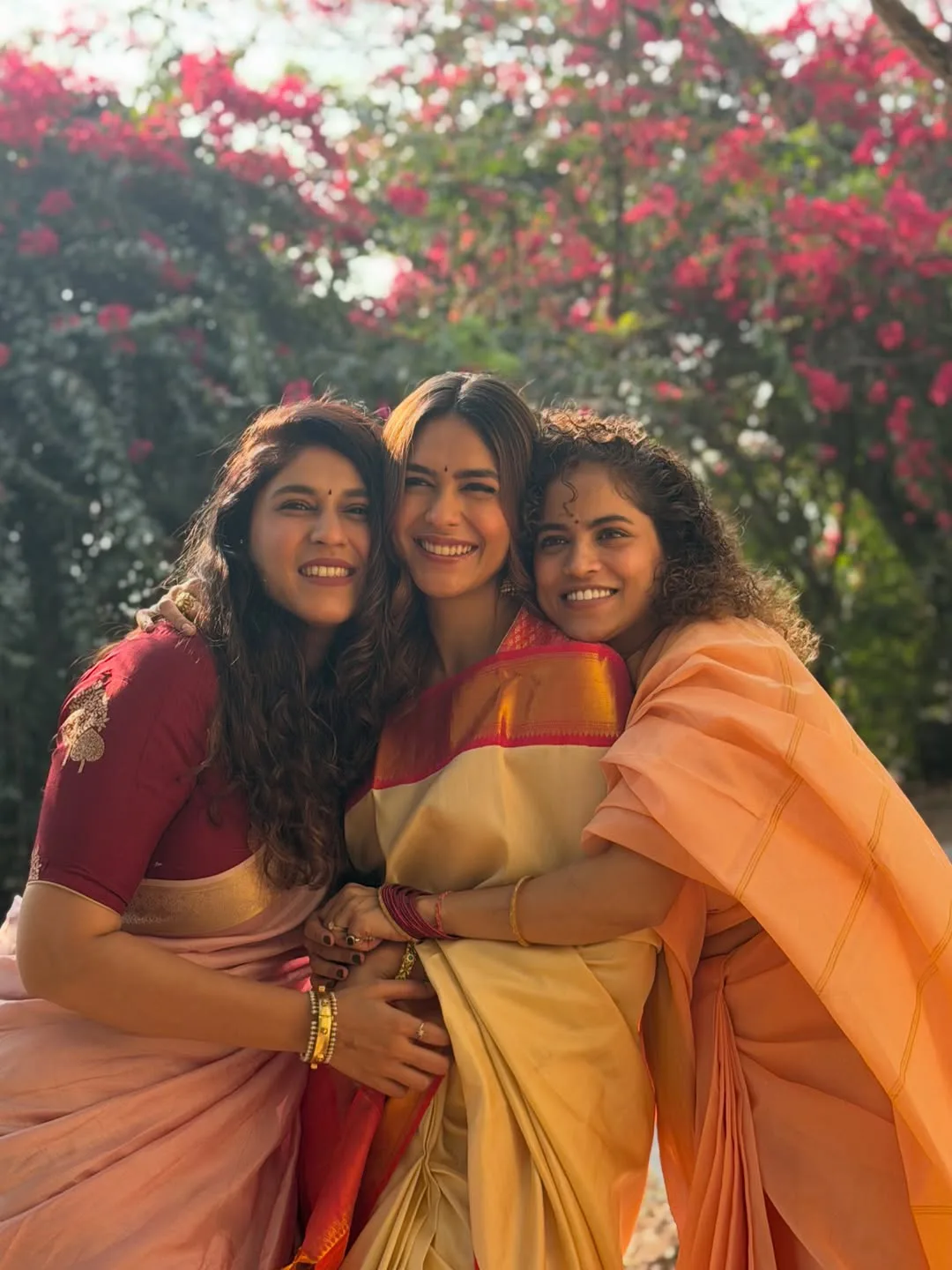 mrunal thakur special photos with friends
