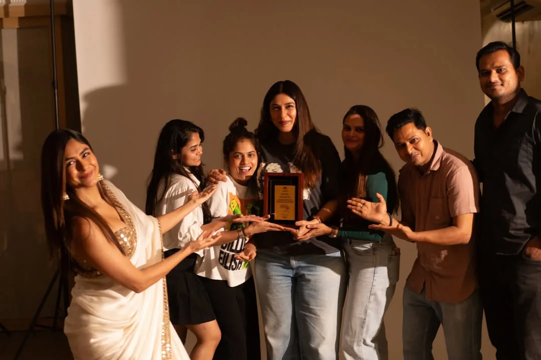 mrunal thakur special photos with friends