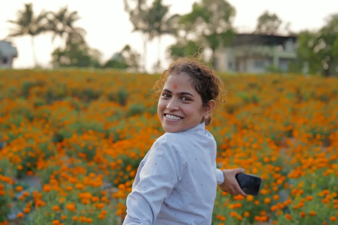 mrunal thakur special photos with friends