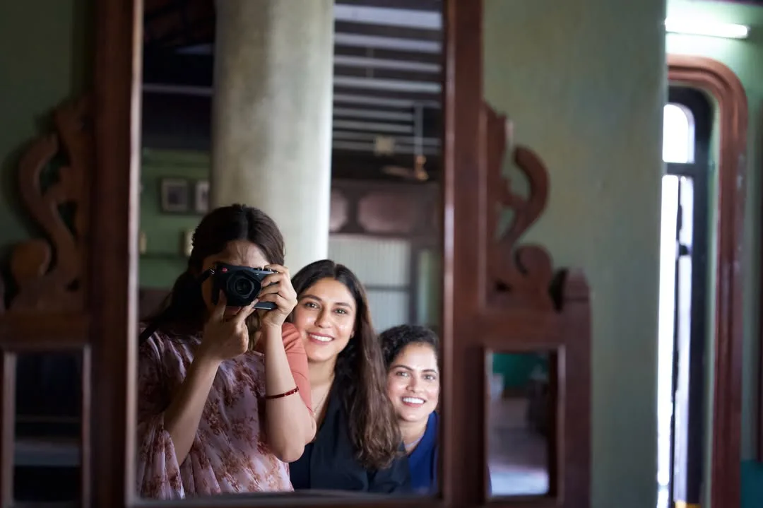 mrunal thakur special photos with friends