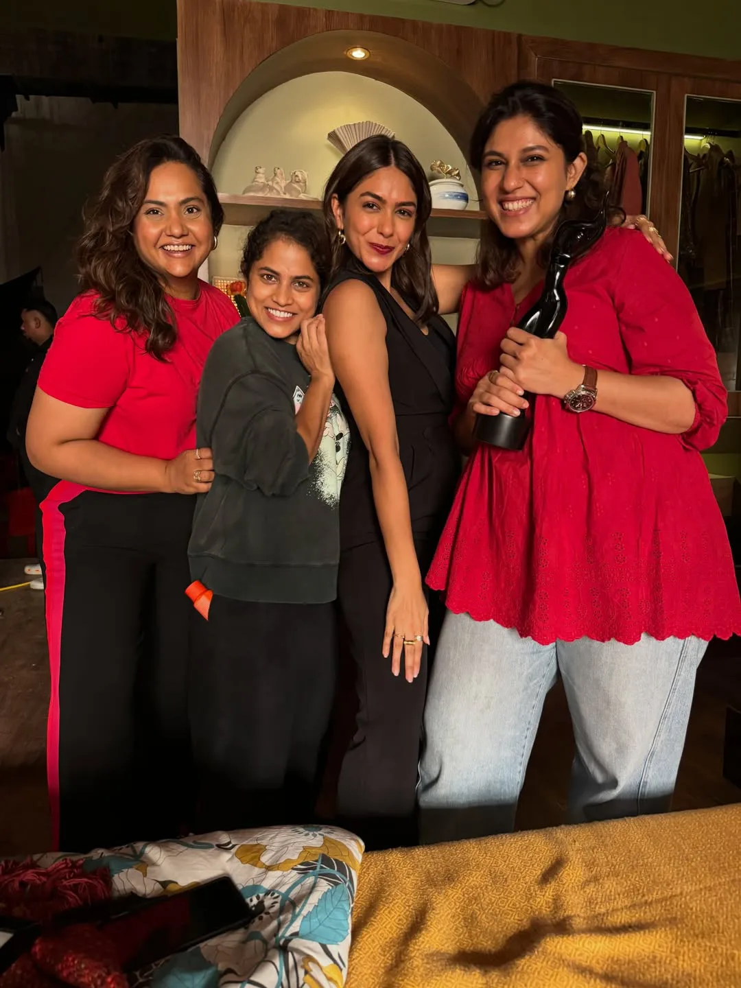 mrunal thakur special photos with friends