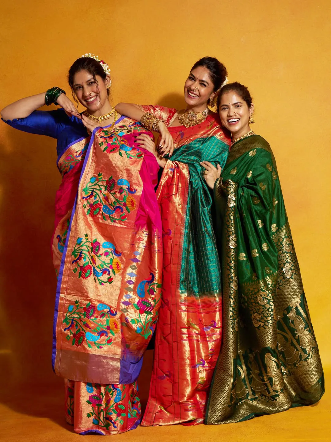 mrunal thakur special photos with friends