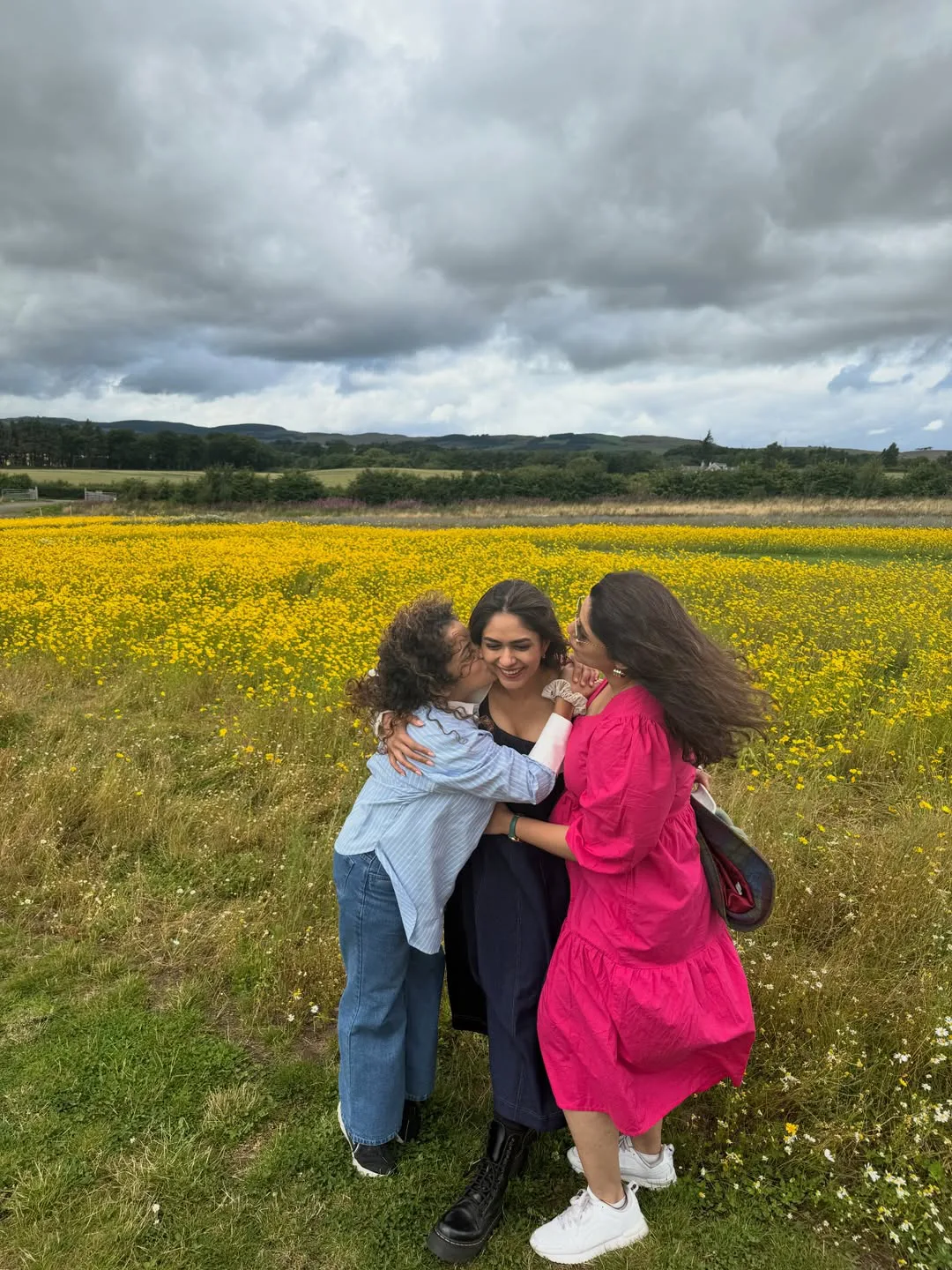 mrunal thakur special photos with friends