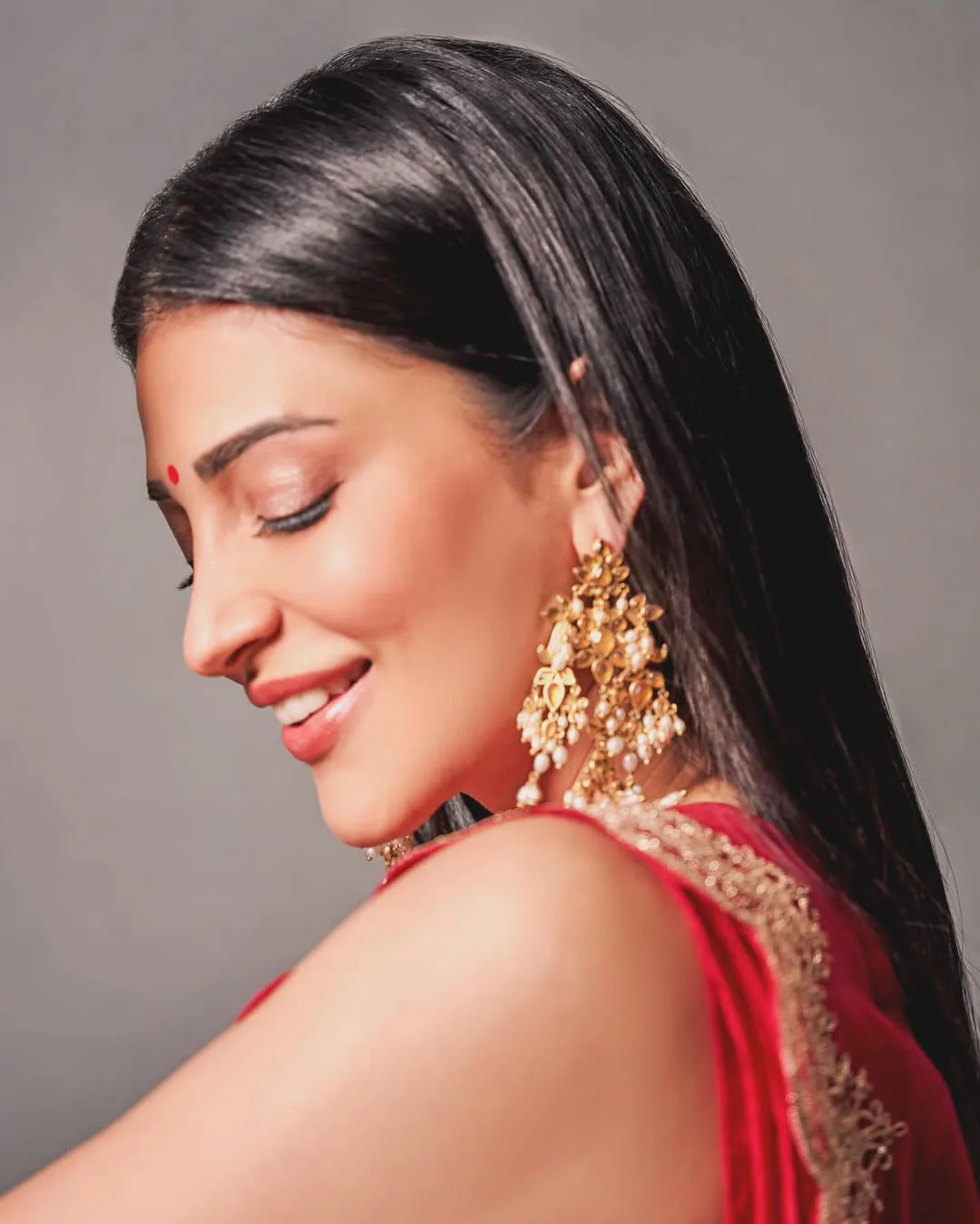 shruti haasan traditional look trending on social media