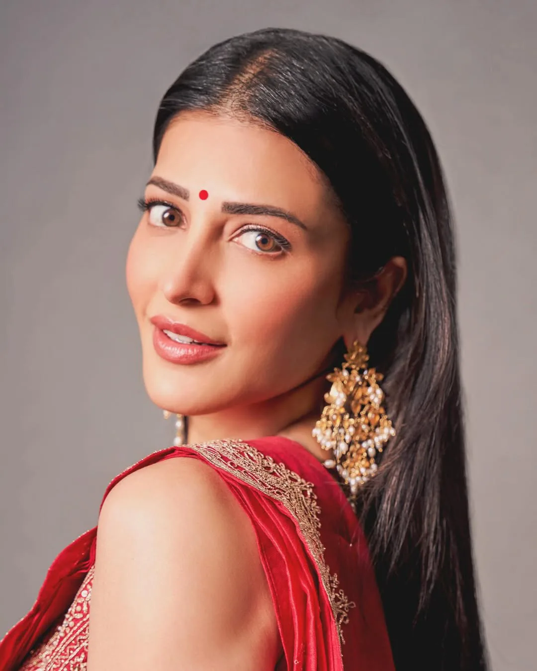 shruti haasan traditional look trending on social media