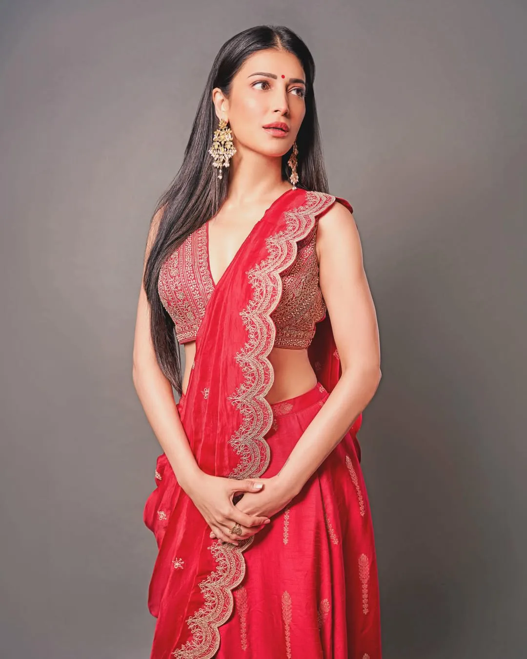 shruti haasan traditional look trending on social media