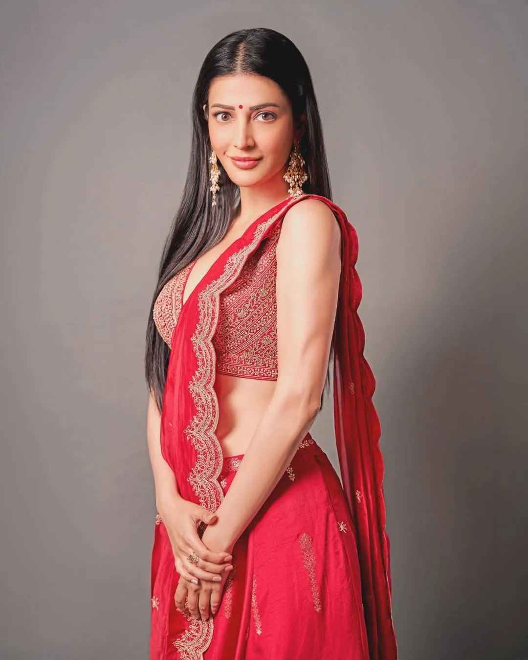 shruti haasan traditional look trending on social media