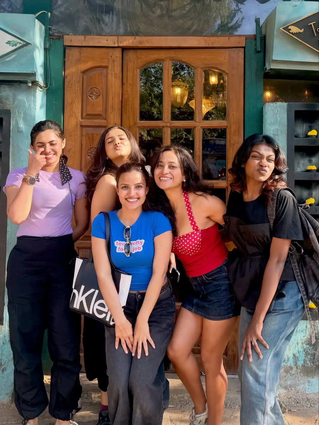 siri hanmanth chilling with friends photos