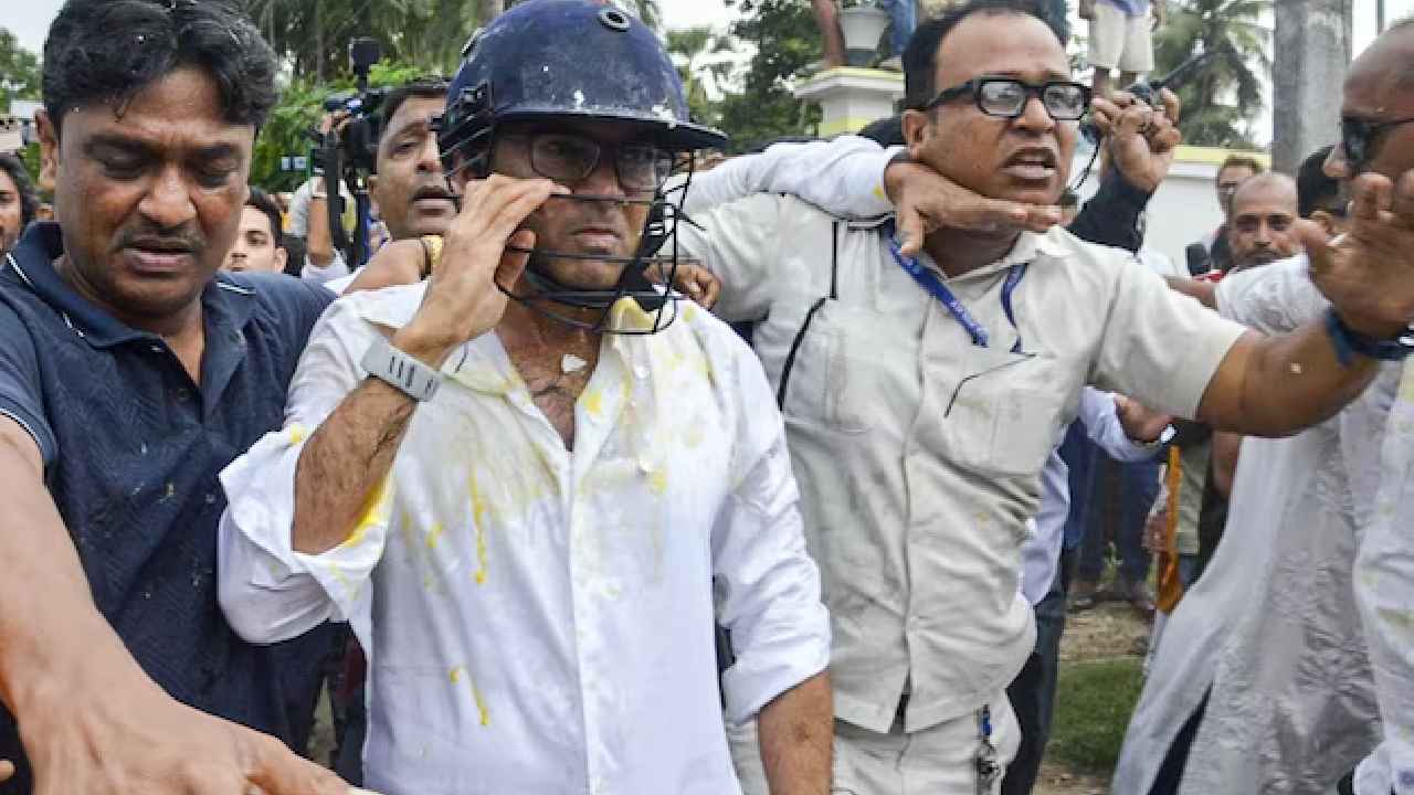 Abhishek Banerjee Attacked: మాజీ సీఎం మమతా బెనర్జీ మేనల్లుడిపై దాడి.. రాళ్లు, గుడ్లు, చెప్పులతో అటాక్..