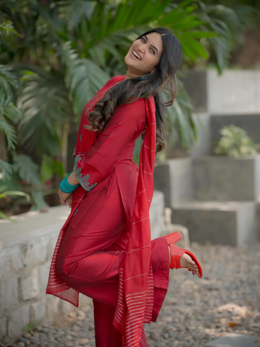 Anchor Sravanthi chokkarapu stunning looks in red dress