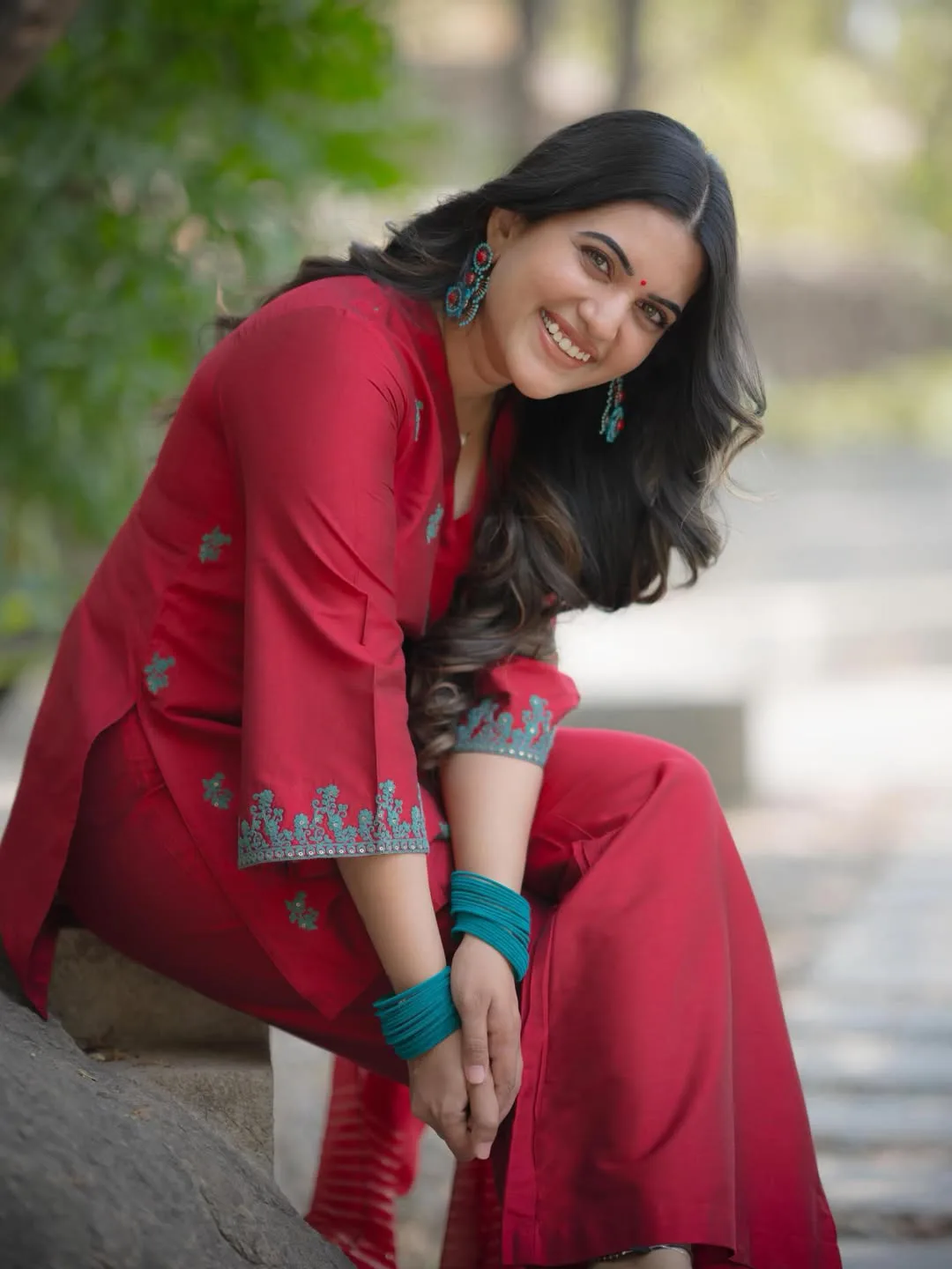 Anchor Sravanthi chokkarapu stunning looks in red dress
