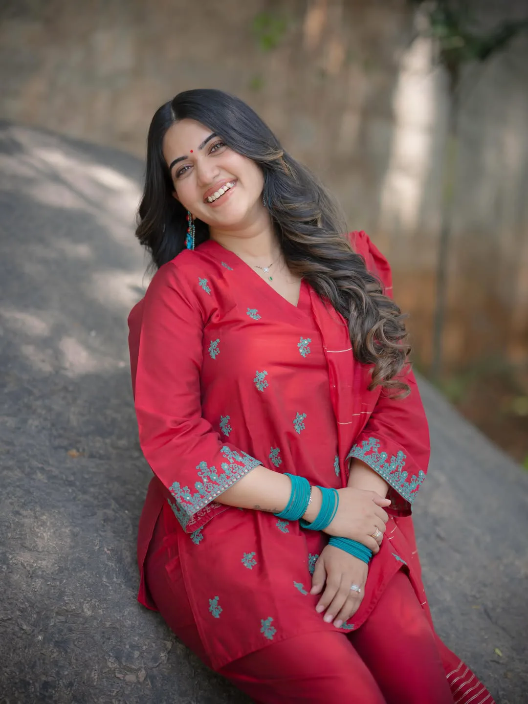 Anchor Sravanthi chokkarapu stunning looks in red dress