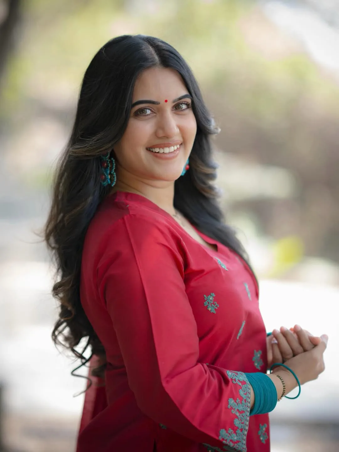 Anchor Sravanthi chokkarapu stunning looks in red dress