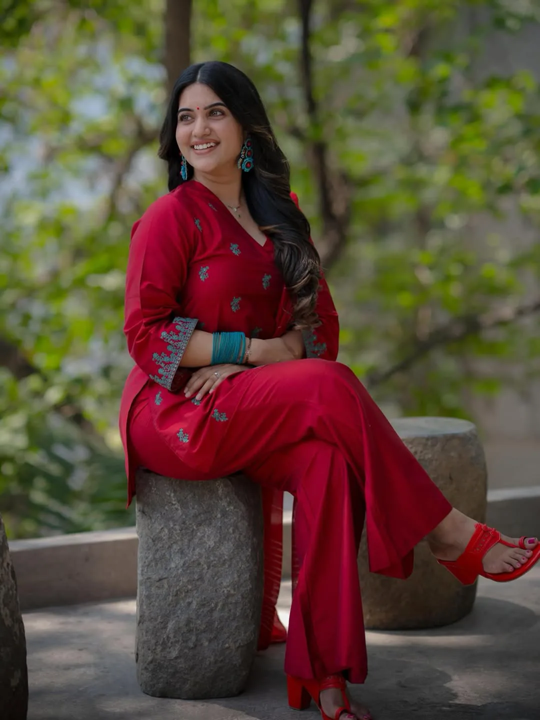 Anchor Sravanthi chokkarapu stunning looks in red dress