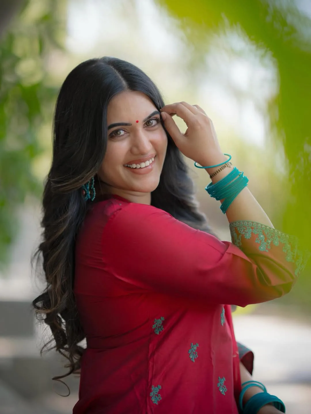 Anchor Sravanthi chokkarapu stunning looks in red dress