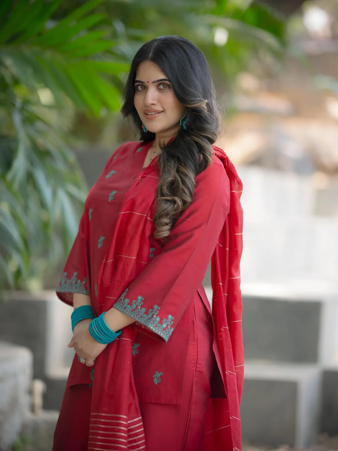 Anchor Sravanthi chokkarapu stunning looks in red dress