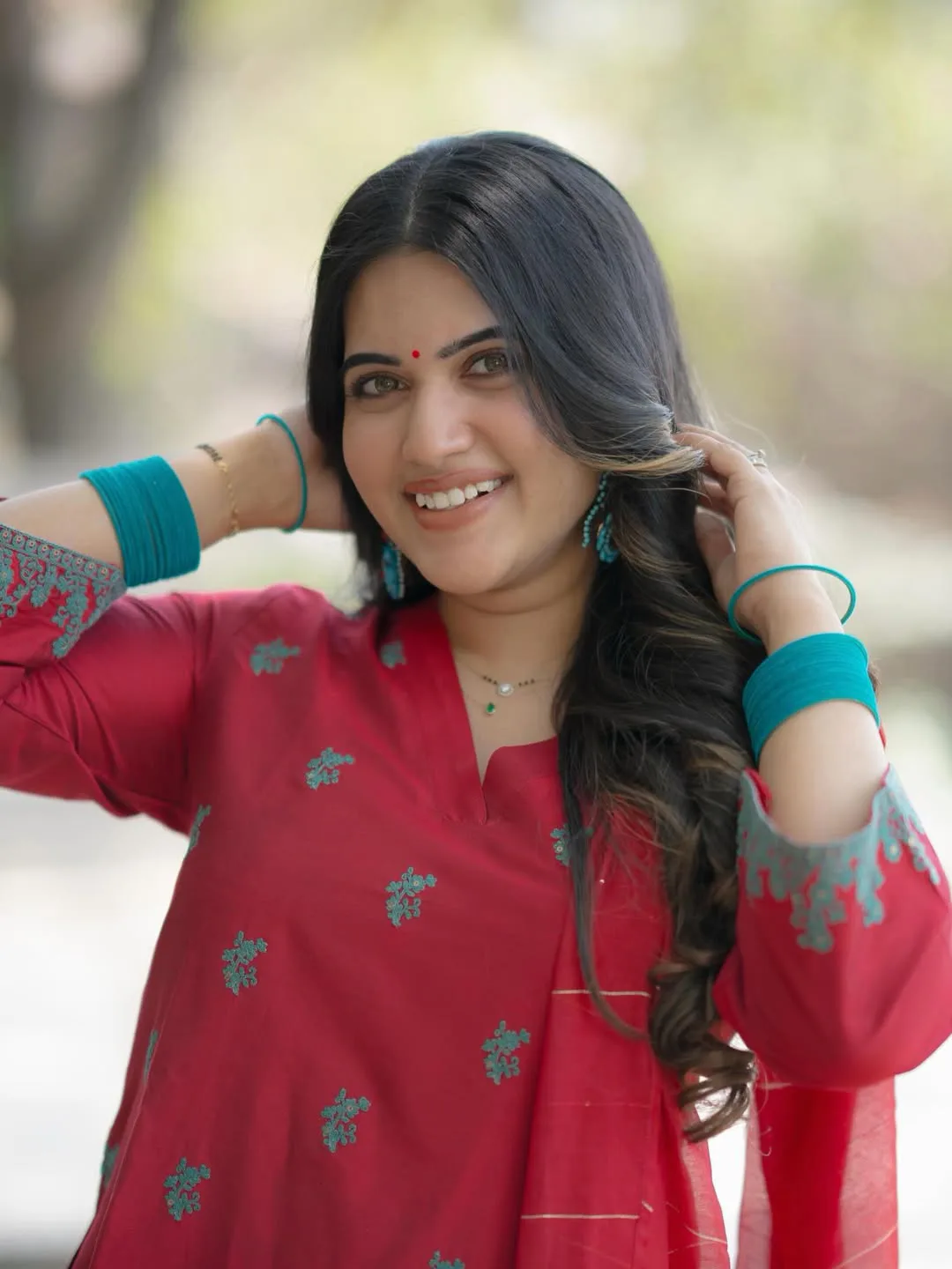 Anchor Sravanthi chokkarapu stunning looks in red dress