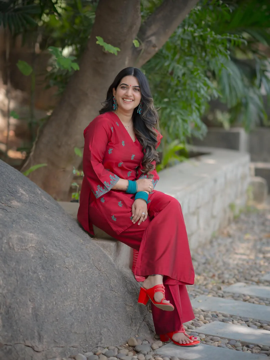 Anchor Sravanthi chokkarapu stunning looks in red dress