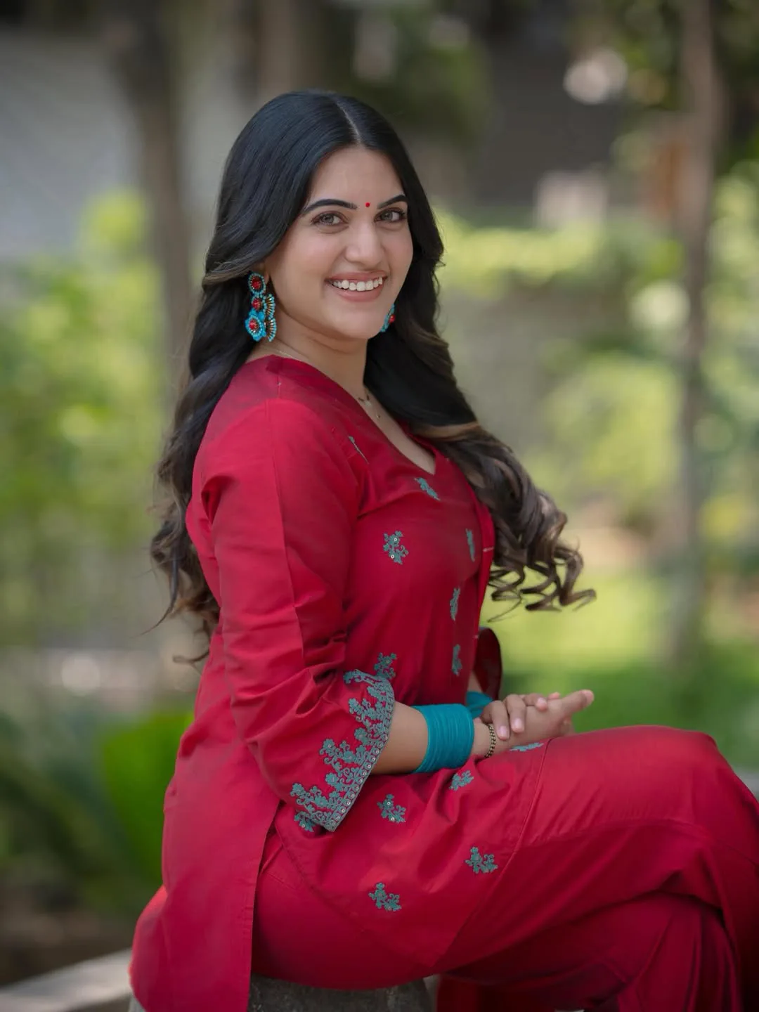 Anchor Sravanthi chokkarapu stunning looks in red dress