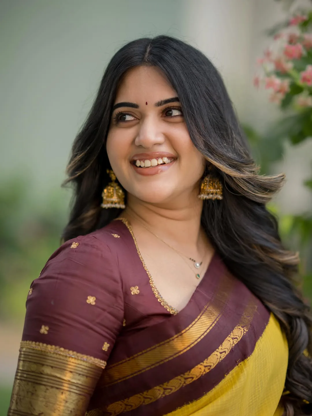 Anchor Sravanthi chokkarapu stunning looks in saree
