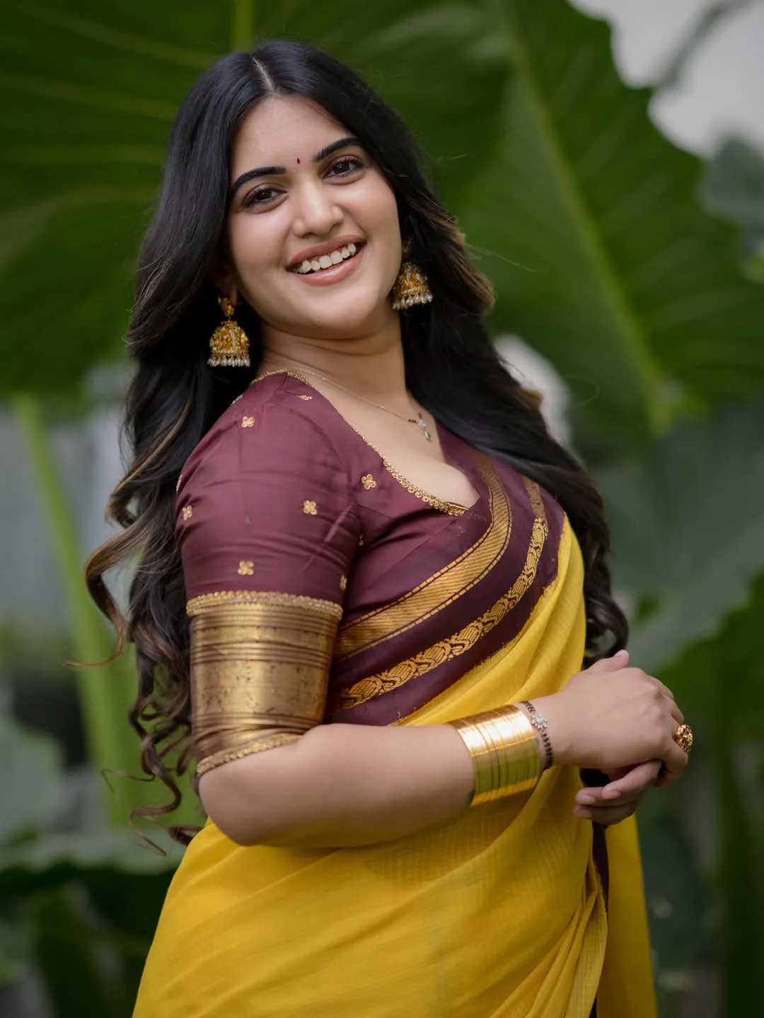 Anchor Sravanthi chokkarapu stunning looks in saree