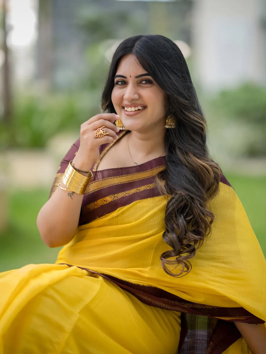 Anchor Sravanthi chokkarapu stunning looks in saree