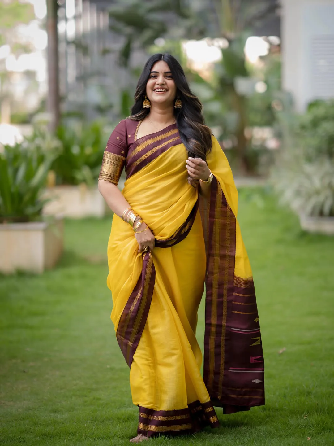 Anchor Sravanthi chokkarapu stunning looks in saree