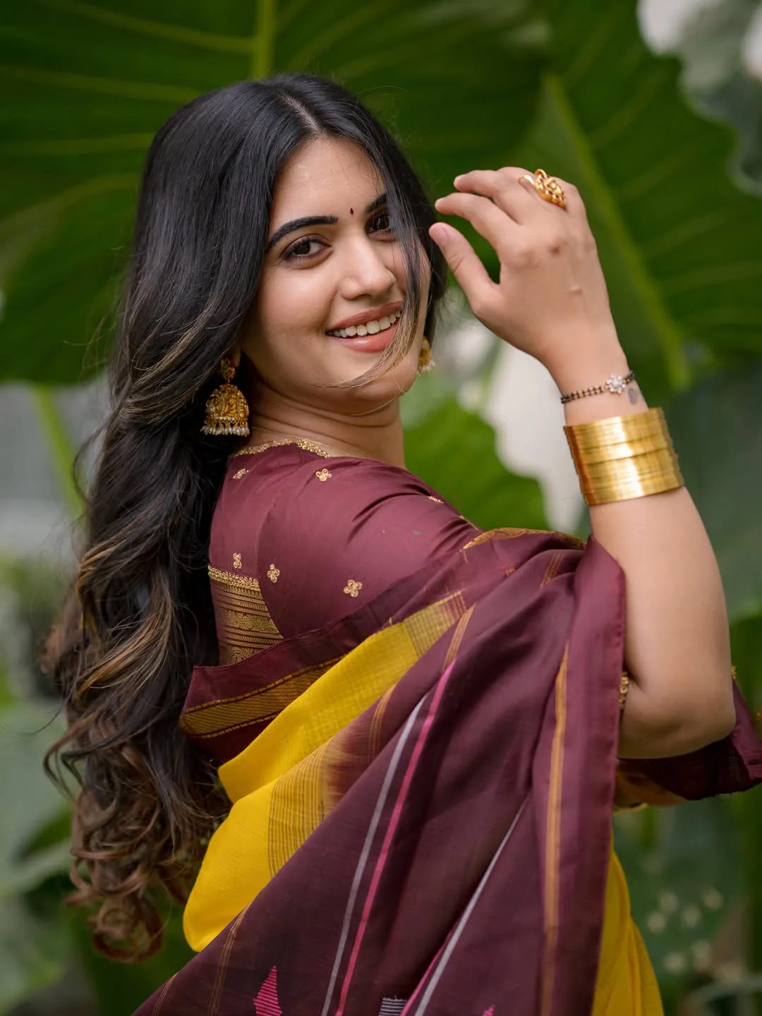 Anchor Sravanthi chokkarapu stunning looks in saree