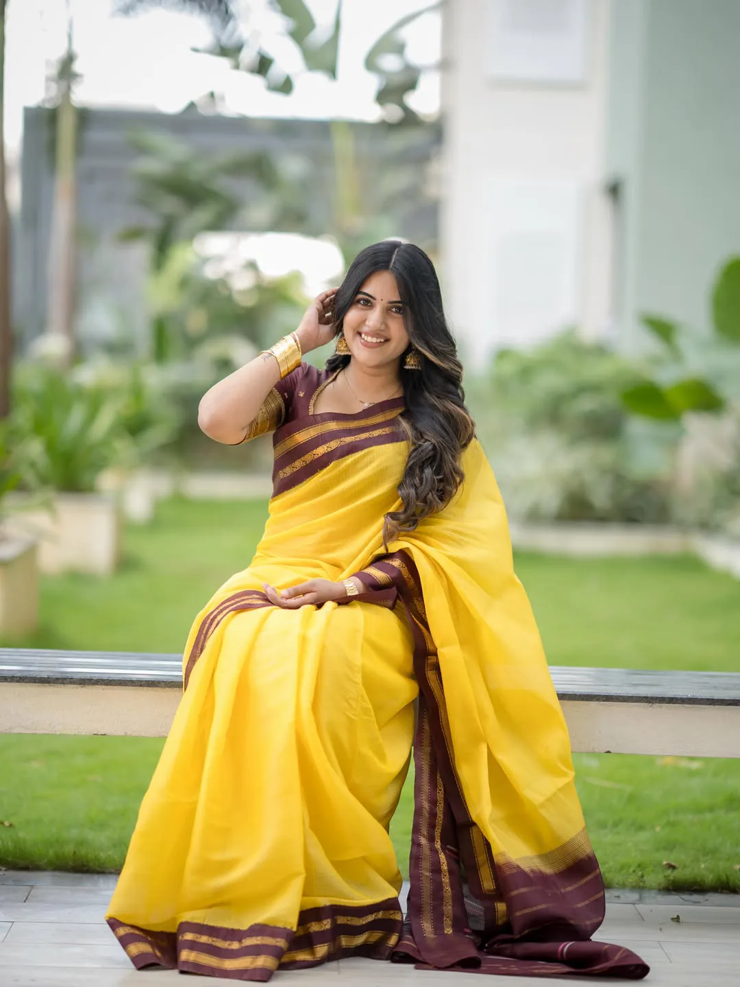 Anchor Sravanthi chokkarapu stunning looks in saree