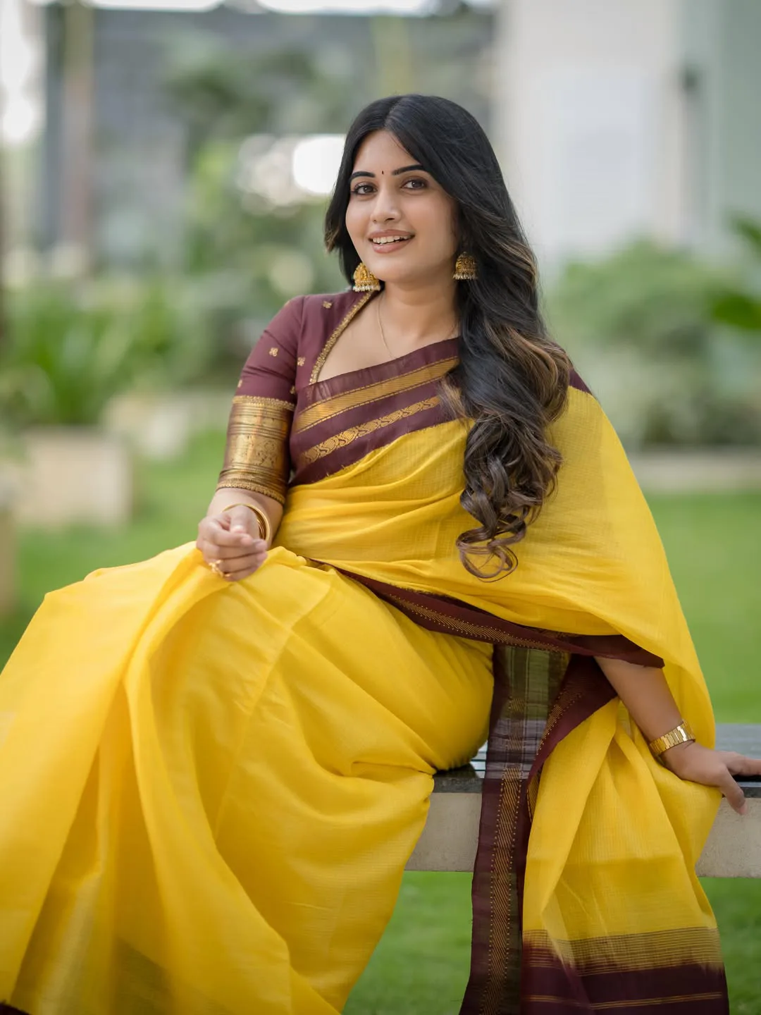 Anchor Sravanthi chokkarapu stunning looks in saree