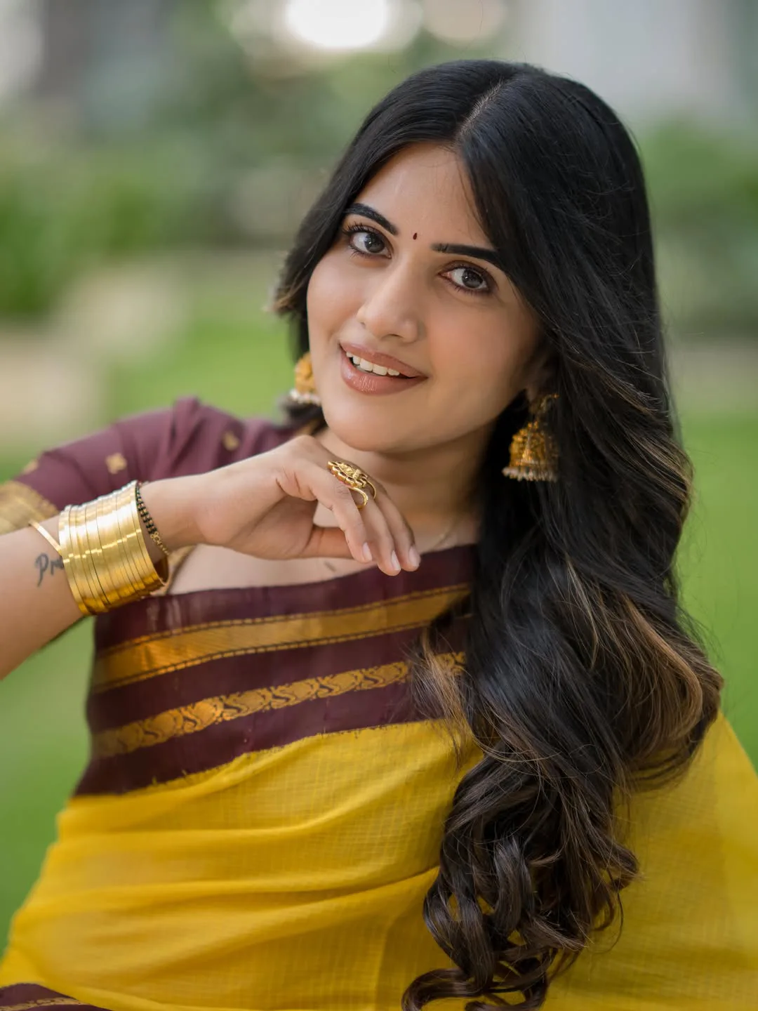 Anchor Sravanthi chokkarapu stunning looks in saree