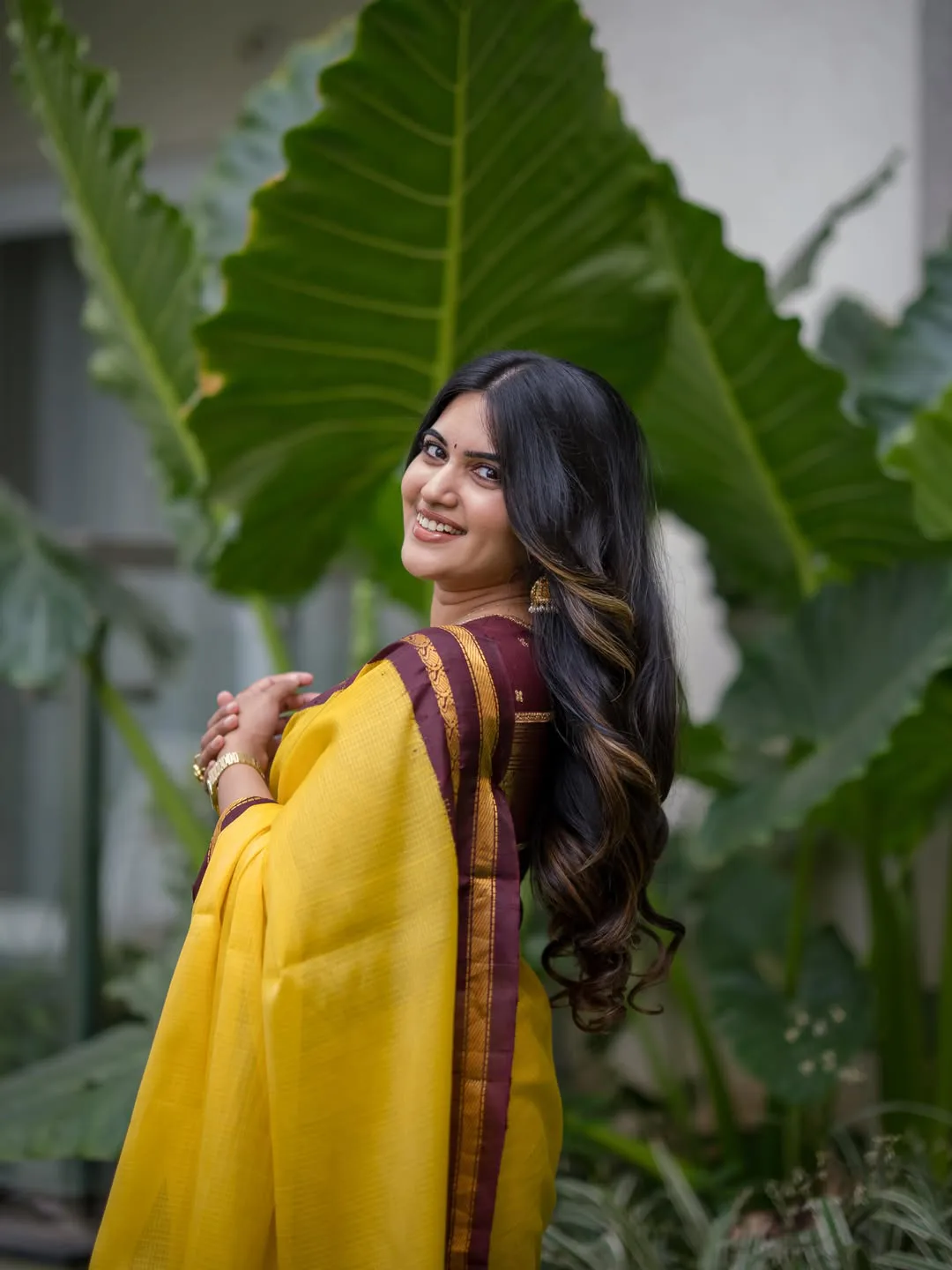 Anchor Sravanthi chokkarapu stunning looks in saree