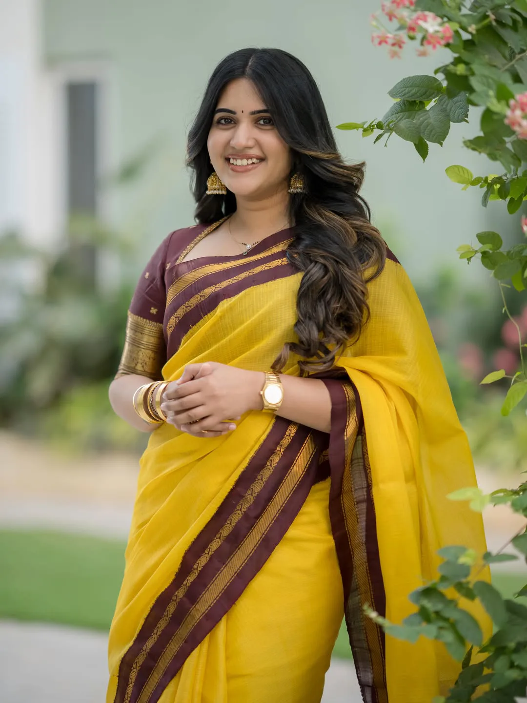 Anchor Sravanthi chokkarapu stunning looks in saree