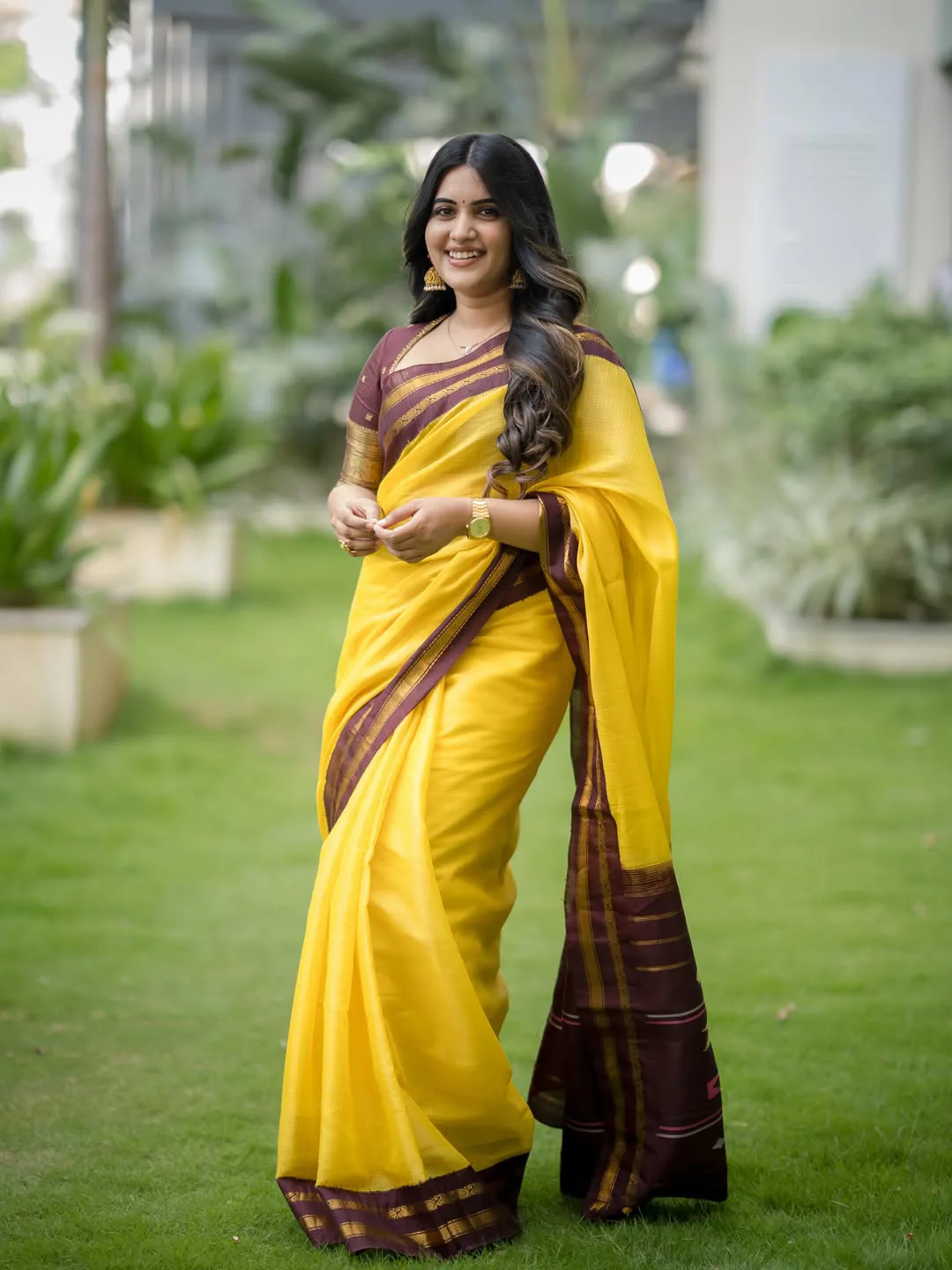 Anchor Sravanthi chokkarapu stunning looks in saree