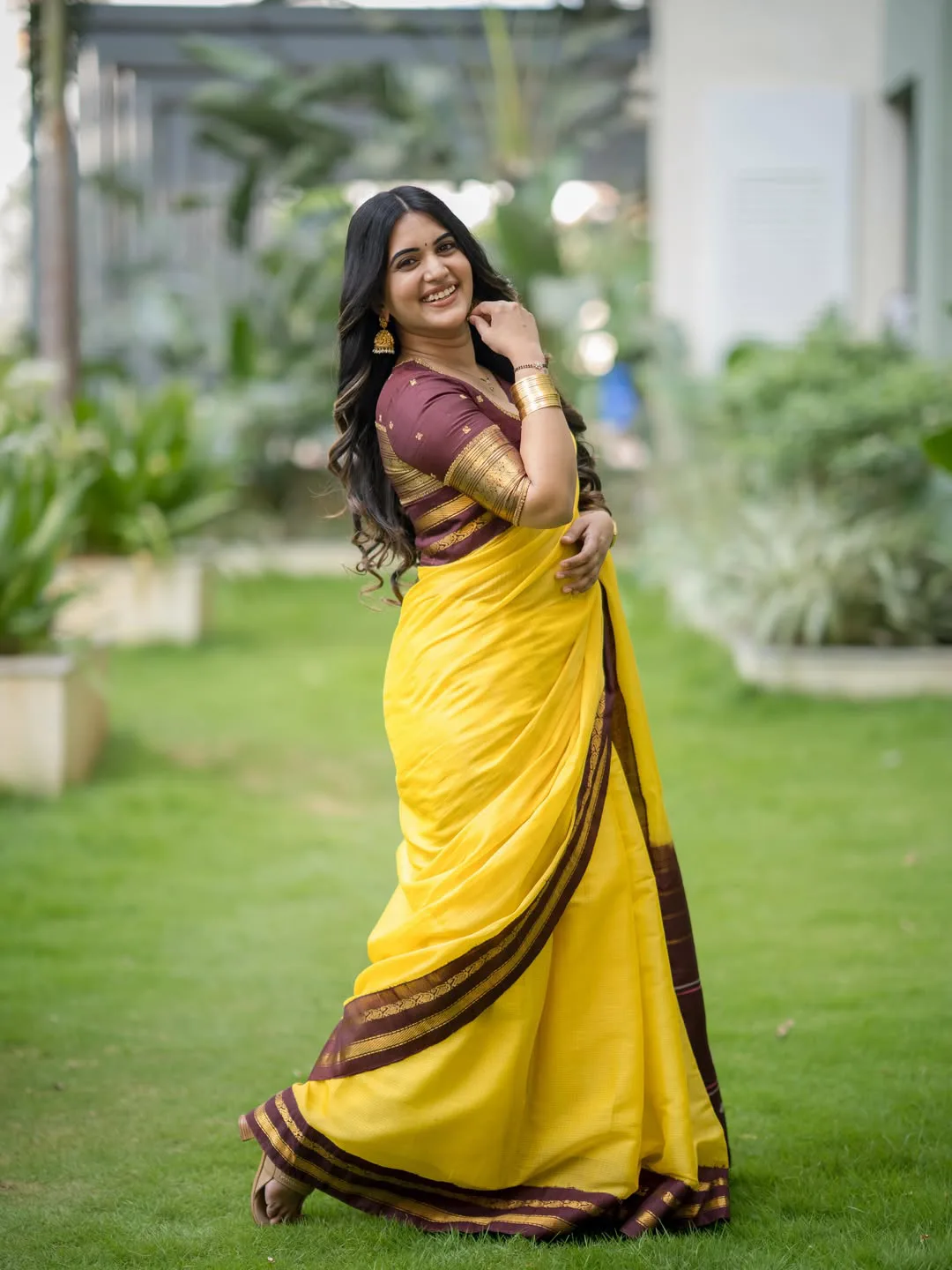 Anchor Sravanthi chokkarapu stunning looks in saree