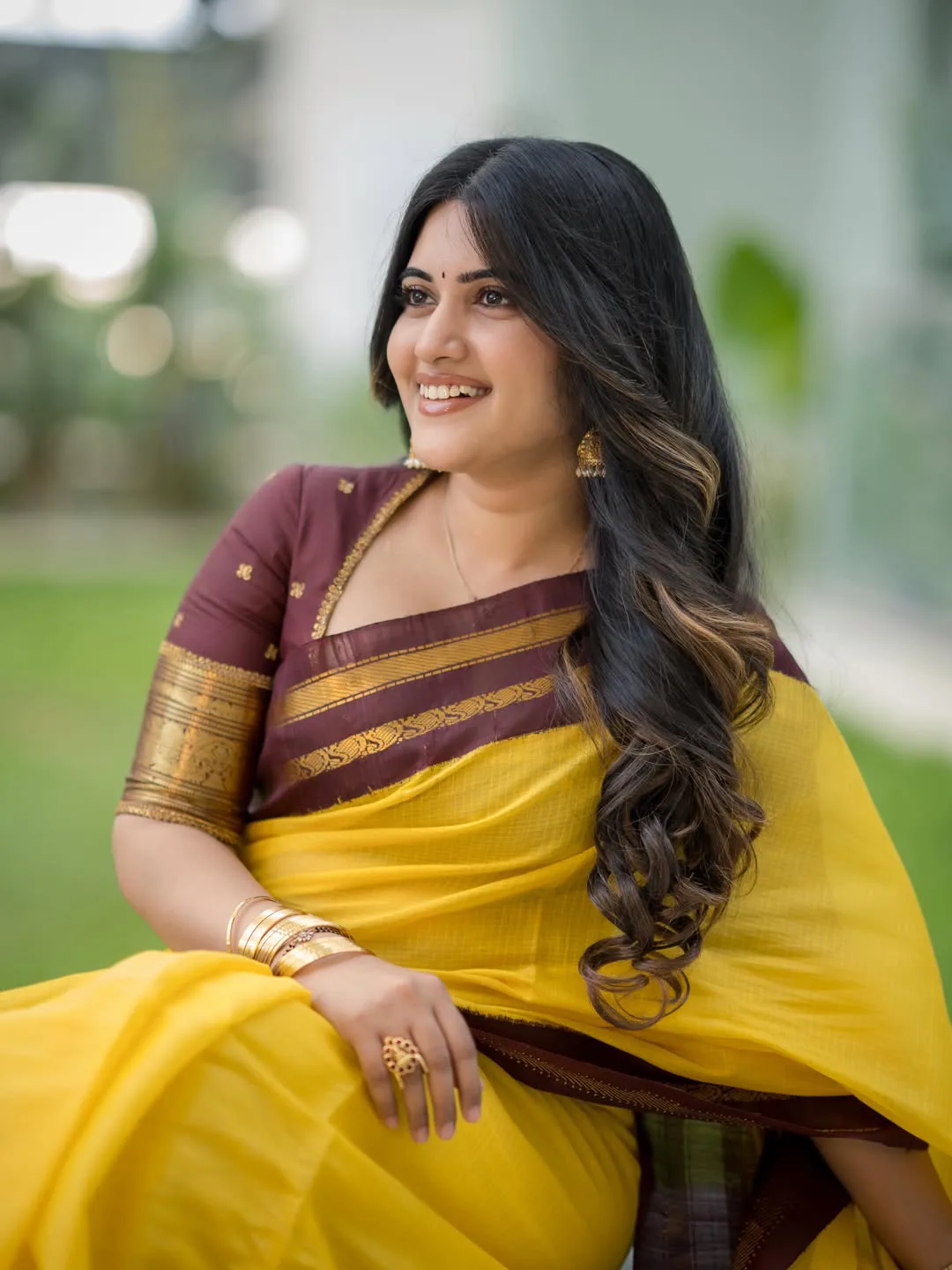 Anchor Sravanthi chokkarapu stunning looks in saree