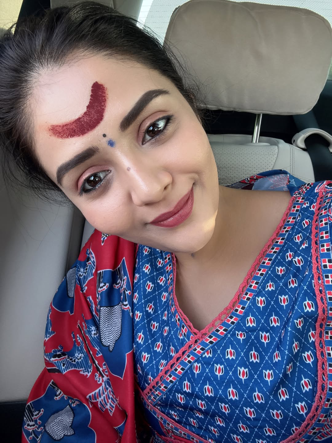 Anchor Sreemukhi visit Bhadrakali Temple (1)