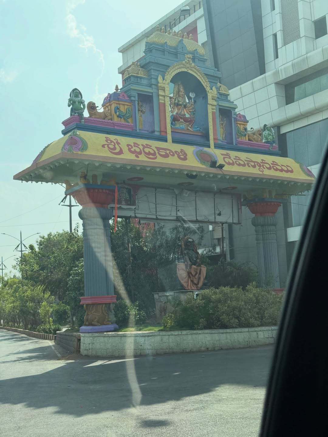 Anchor Sreemukhi visit Bhadrakali Temple (1)