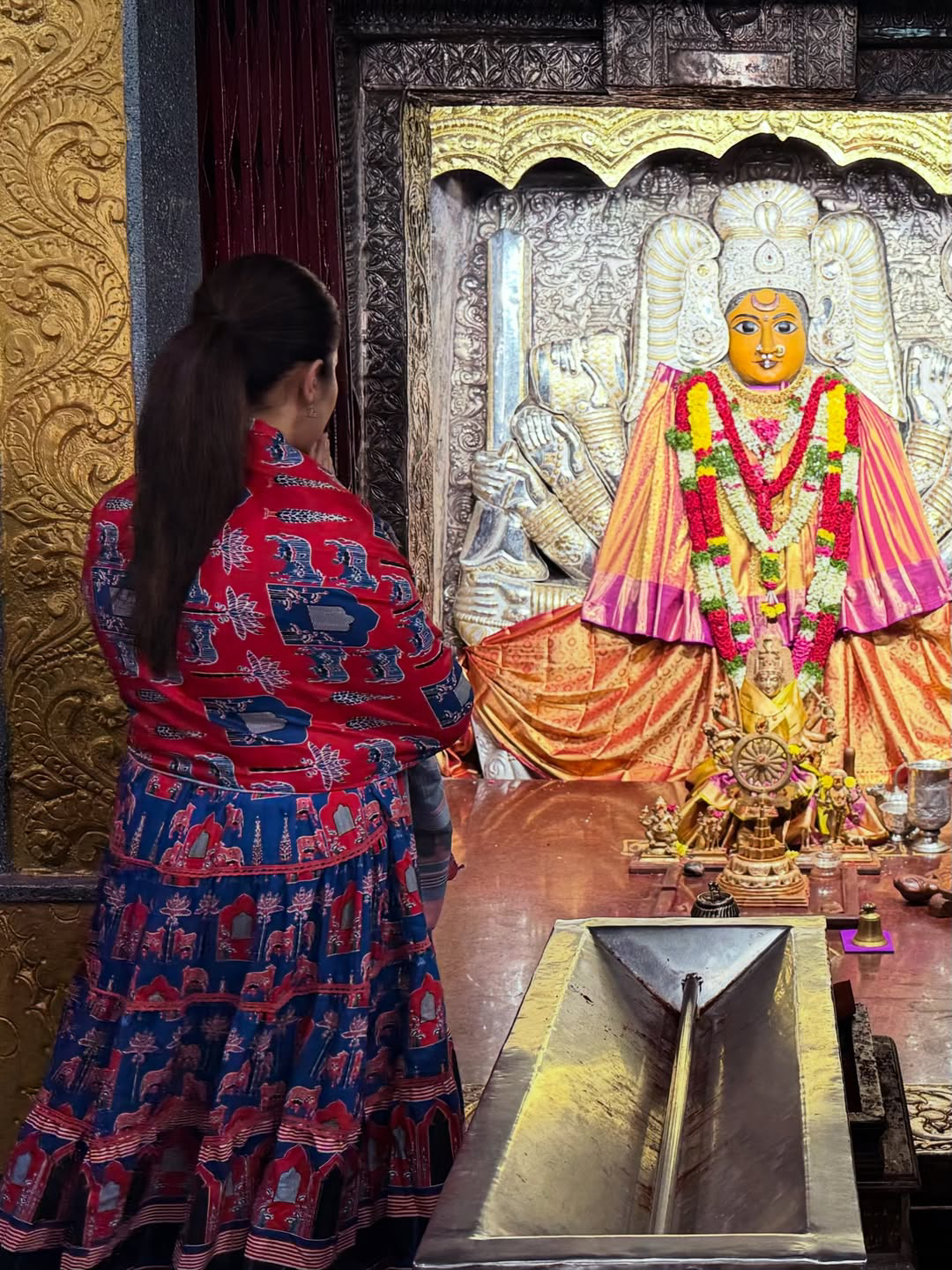 Anchor Sreemukhi visit Bhadrakali Temple (1)
