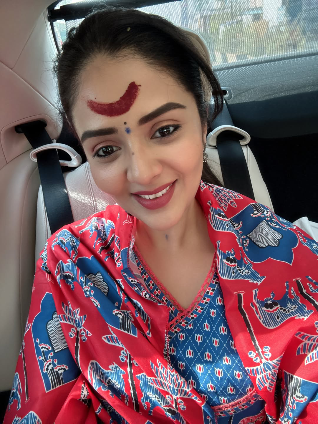 Anchor Sreemukhi visit Bhadrakali Temple (1)
