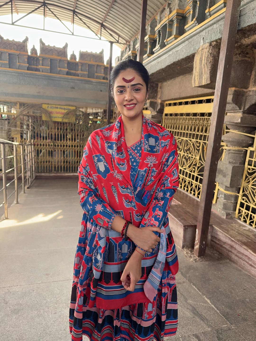 Anchor Sreemukhi visit Bhadrakali Temple (1)